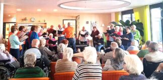 Freude und gute Laune mit dem GV “Harmonie” Holzheim bei den Senioren und Seniorinnen im Licher Pflegeheim “MENetatis”