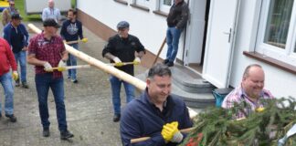 Um 11.30 Uhr wird der Maibaum beim Musikzug in Holzheim aufgestellt und die Maifeier startet mit guter Unterhaltung in den 1. Mai