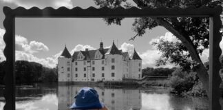 Schnappschuss: Ein Tourist am Schloss Glücksburg