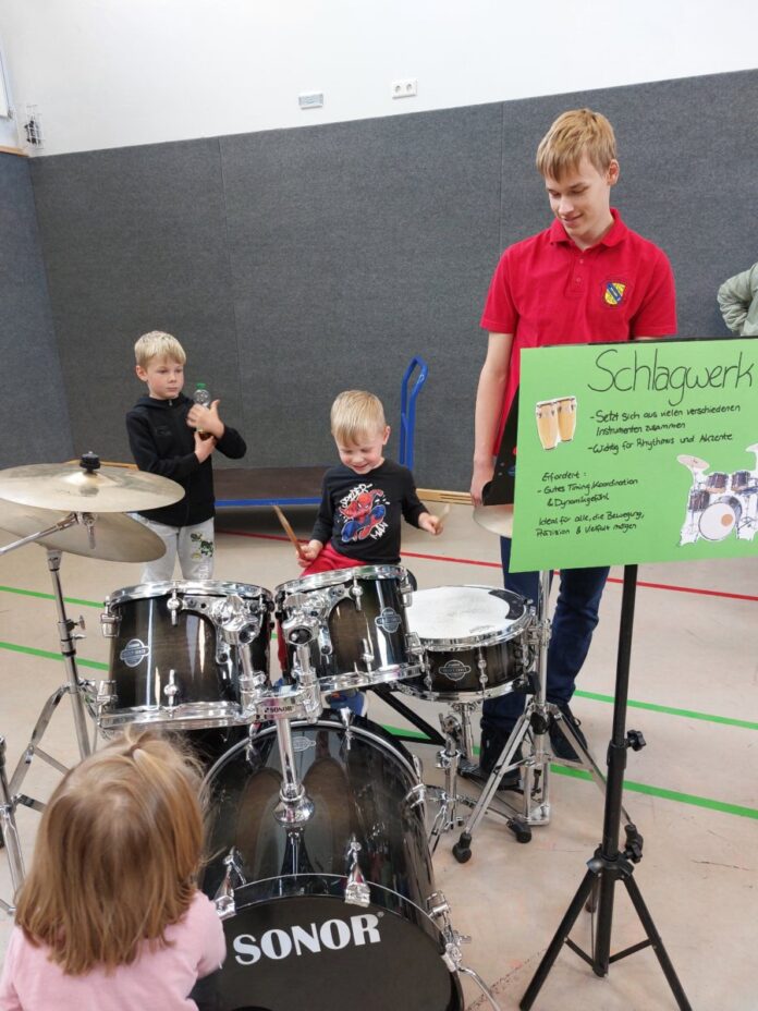 Kinderspaß am Schlagzeug
