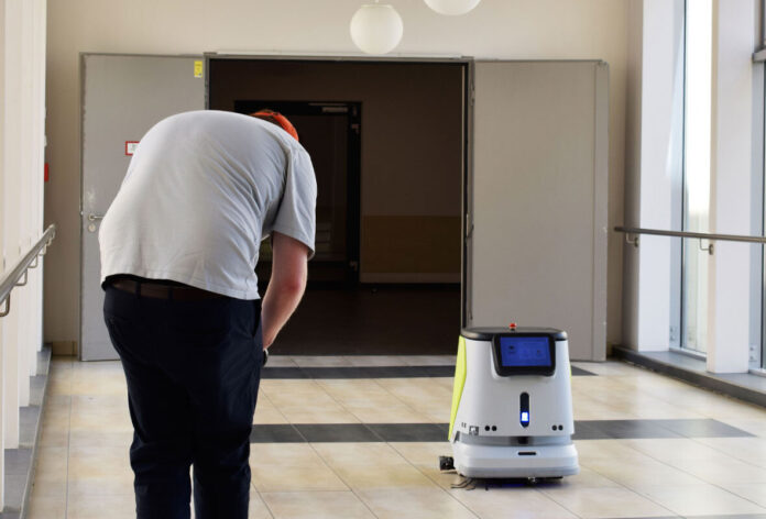 Kameramann-Tim-Schneider-und-unser-Star-Wall-e-alias-Robert_web