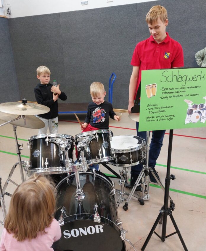 Kinderspaß am Schlagzeug