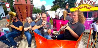 „Spielgemeinschaft Musikzug Holzheim und Blasorchester Lang-Göns“ musizierten auf Karussell bei der Grüninger Kirmes