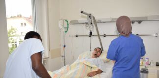 Auf Spurensuche im Patientenzimmer: Azubis üben im Skills Lab