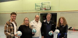 SPD Kleinlinden übergibt Bälle an Sportmannschaften