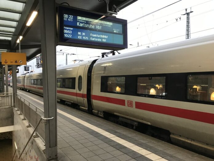 Das ICE-Angebot auf der Main-Weser-Bahn wird deutlich ausgedünnt. Statt alle zwei Stunden fahren die ICE ab Dezember 2025 nur noch alle vier Stunden.