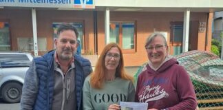 Großzügige Spende: Neue Bierzeltgarnituren, Futter und 720 Euro von der Schwanenapotheke!