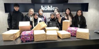 Kinderaugen zum Strahlen bringen – Schüler der Alexander-von-Humboldt-Schule packen Weihnachtsgeschenke für den Weihnachtskonvoi