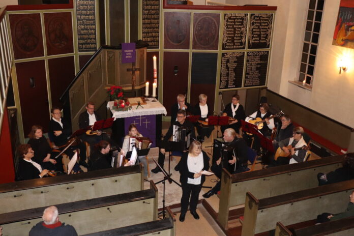 20251130-P0030001-Adventskonzert Mandolinenclub Weickartshain (7)