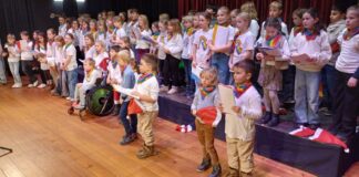 “Das habt ihr großartig gemacht!” Weihnachtskonzert der “Regenbogenschule” in der “Limeshalle” Grüningen