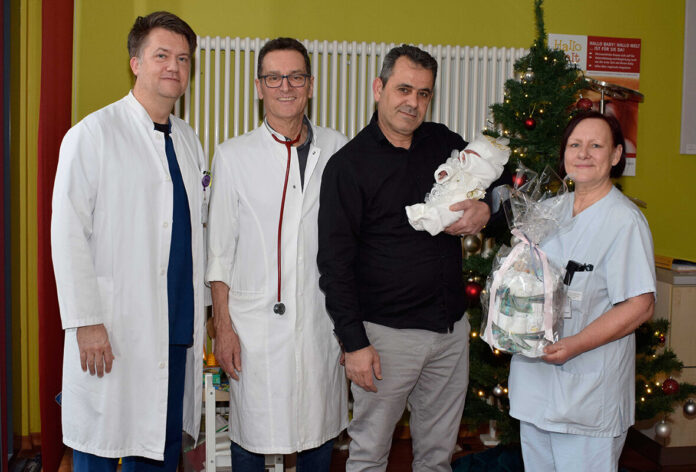 v. li. Oberarzt Peder Lang, Konsiliar-Kinderarzt Dr. med. Frank Wagner mit dem stolzen Vater Belal Hamada und Sabine Pleß vom Geburtshilflichen Team gratulieren den Eltern zur Geburt ihrer Tochter Layan – Nicht auf dem Foto: Mutter Shahama Al-Khalaf | Jokba