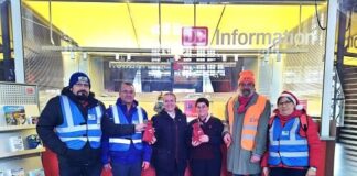 PRO BAHN Hessen verteilte rote Geschenkbeutel an Heiligabend an Bedienstete in Bahnhöfen in Hessen – auch in Gießen