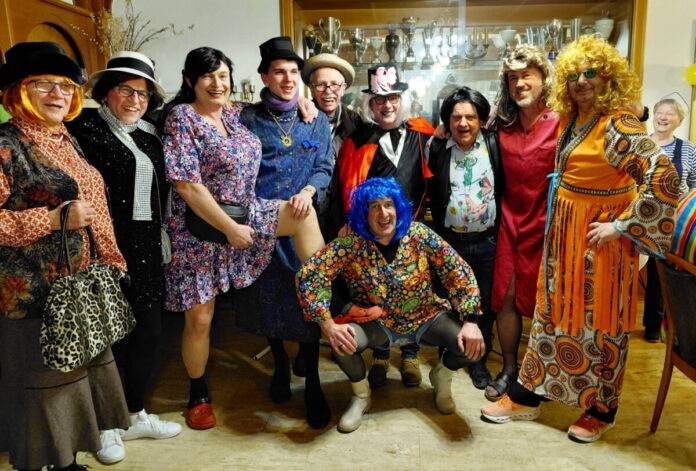 Die Buben im Weiberoutfit a