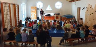 Singen, tanzen, mitmachen: Martin Pfeiffer zu Gast im KiFaZ Reiskirchen