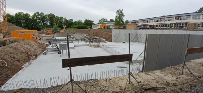 Baustelle Turnhalle-Mensa unterhalb der Regenbogenschule in Holzheim 20260503_183837_001