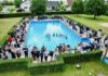Acht junge Menschen ließen sich im “Freibad Holzheim” taufen